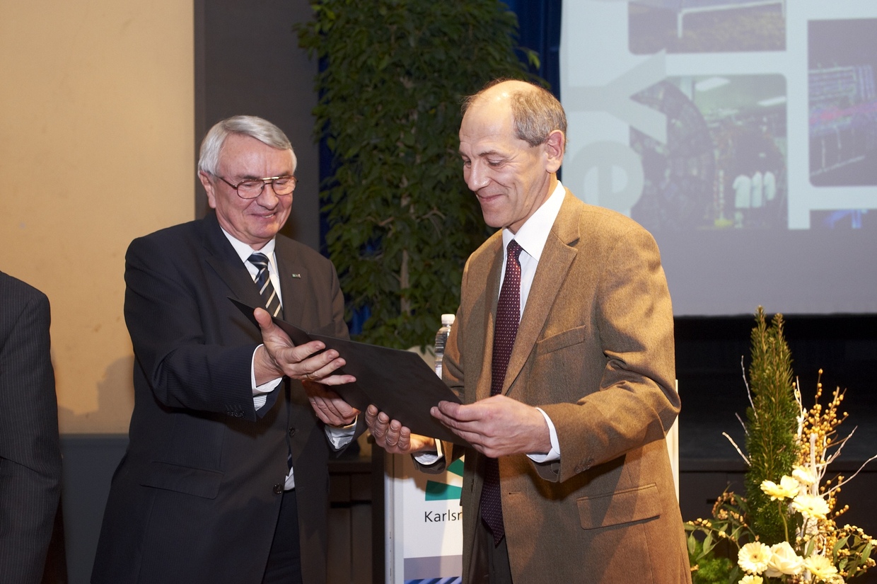 Professor Detlef LÃ¶he uÂ¨berreicht den Julius Wess-Preis 2010 an Professor Valery Rubakov