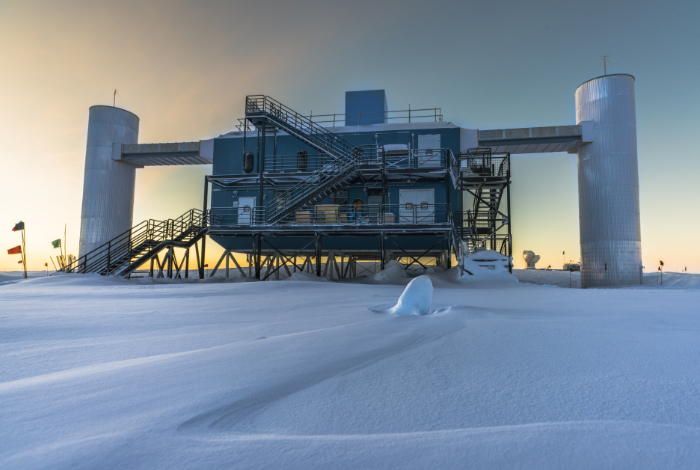 Der oberirdische Teil des IceCube-Detektors am Südpol. Die Messungen finden mittels Detektoren statt, die bis zu 2,5 Kilometer tief in das Eis eingelassen sind. (Martin Wolf, IceCube/NSF)