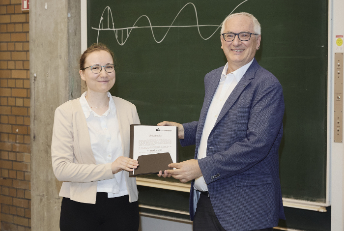 Dr Andreas Haungs, in his capacity as a member of the board of the KIT Freundeskreis und Fördergesellschaft e.V. (Friends and Supporters of KIT Association), presented the award to Dr Lisa Biermann.rmann