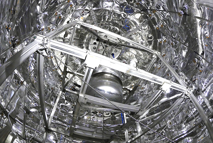 Blick ins Innere des mit reflektierender Folie ausgekleideten Wassertanks mit dem XENON1T-Detektor. Empfindliche Sensoren identifizieren von kosmischer Strahlung im Wasser erzeugte Lichtsignale. © XENON Collaboration